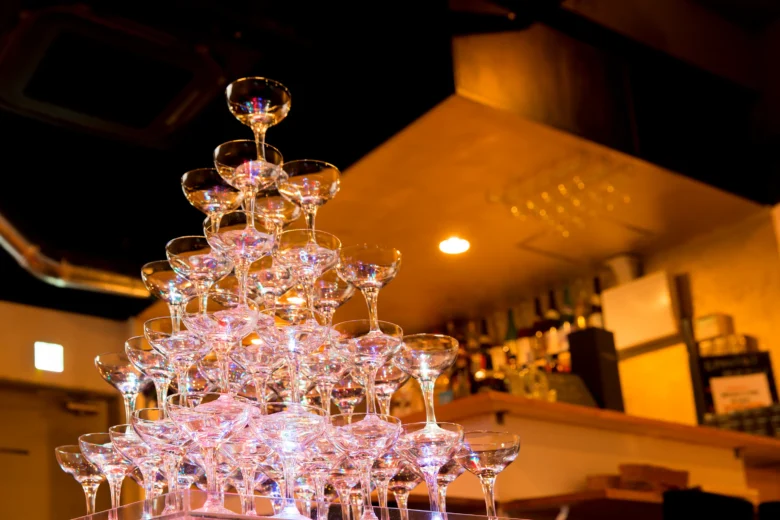 渋谷で貸切同窓会するなら渋谷ピカリエ本店がおすすめ! 15.20.30人の貸切に最適! 渋谷駅から近いから貸切同窓会などの大人数の集まりにぴったり! 大人数予約ならシャンパンタワーで乾杯!