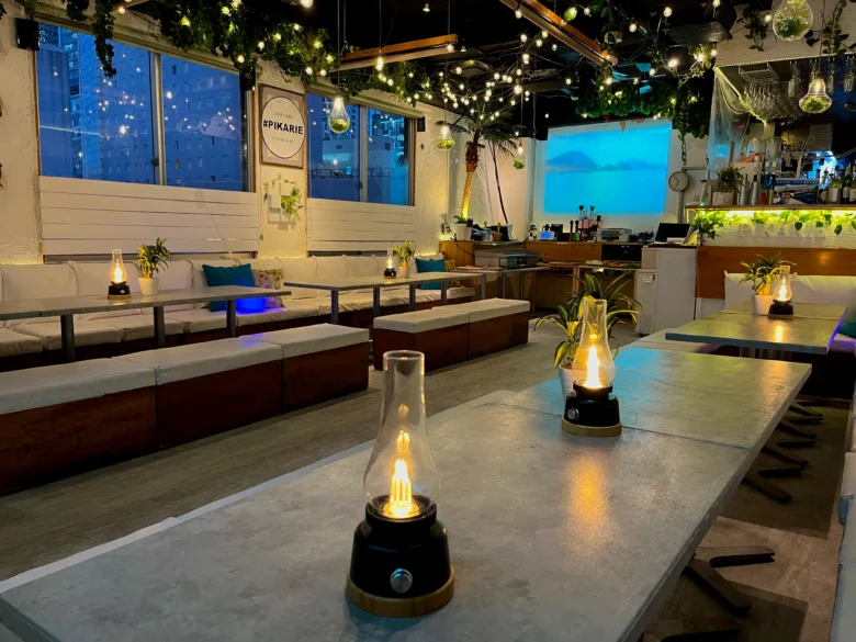 渋谷で70人貸切なら「渋谷ピカリエ」当店は70人規模の貸切には最適なフロアです!貸切にすると音響機器やマイク・プロジェクターなどが【無料】でご利用いただけます!