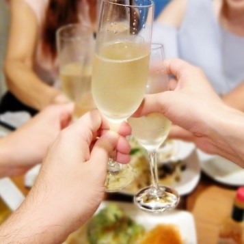 渋谷で喫煙可能な居酒屋をお探しなら渋谷ピカリエ！当店は室内喫煙可能ですので喫煙所に行く必要なし！更に貸切にすると音響機器やマイク・プロジェクターなどが【無料】でご利用いただけます！
コースの種類も多数ご用意♪