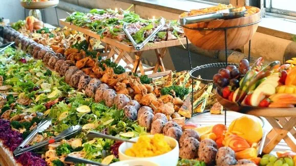 渋谷で団体パーティー!貸切新歓するなら渋谷ピカリエがおすすめ!渋谷駅から近いから新歓などの大人数の集まりにピッタリ!充実のコース料理♪ 豊富な飲み放題付きコース♪