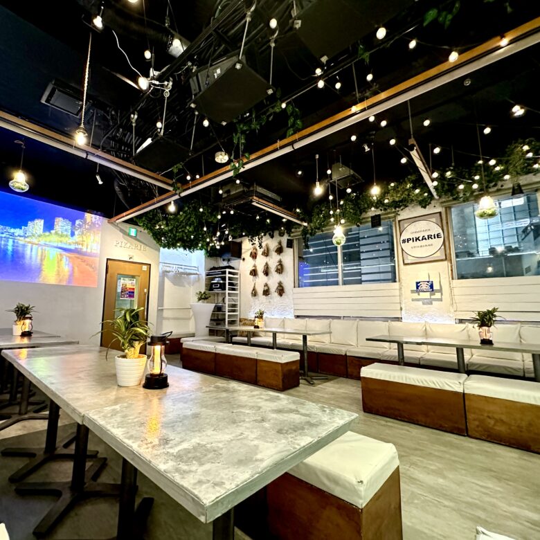 渋谷で100人貸切するなら「渋谷ピカリエ」当店は100人などの大人数での貸切には最適です。貸切でのご利用ですと音響機器やマイク・プロジェクター・カラオケ・ゲーム機などが【無料】でご利用いただけます！