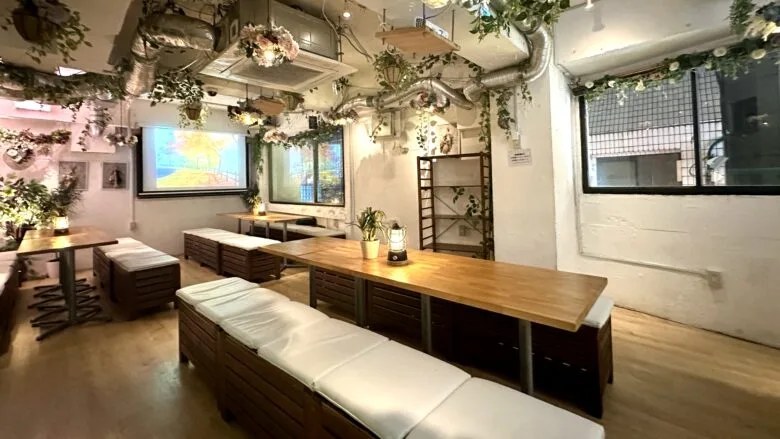 渋谷で100人貸切するなら「渋谷ピカリエ」当店は100人などの大人数での貸切には最適です。貸切でのご利用ですと音響機器やマイク・プロジェクター・カラオケ・ゲーム機などが【無料】でご利用いただけます！